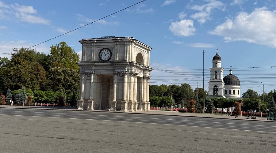 Lucrările de reparație a Arcului de Triumf ar putea începe în primăvară