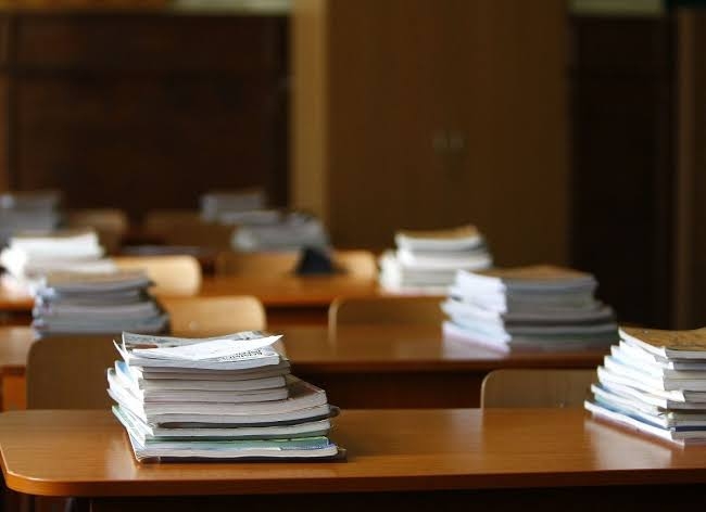 MEC redistribuie manuale școlare către instituțiile de învățământ
