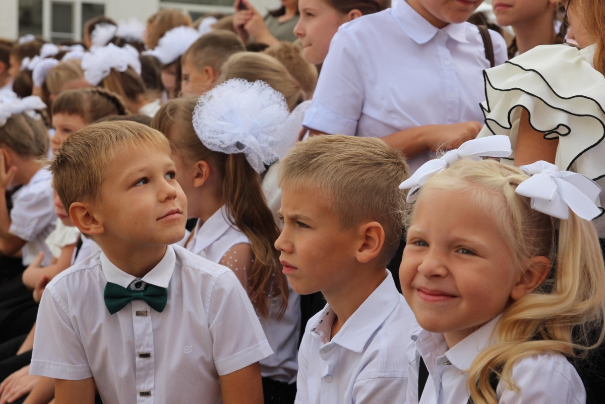 Zeci de mii de elevi au revenit în sălile de clasă