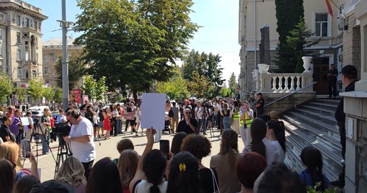 Tragedia de la Măgdăcești a scos în stradă zeci de activiști