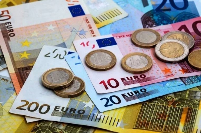 Cât valorează un euro și un dolar?