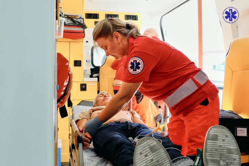 Aproape 15.000 de apeluri primite de ambulanță într-o săptămână