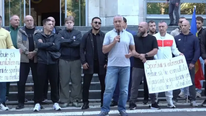 Zeci de sportivi au protestat în fața Guvernului