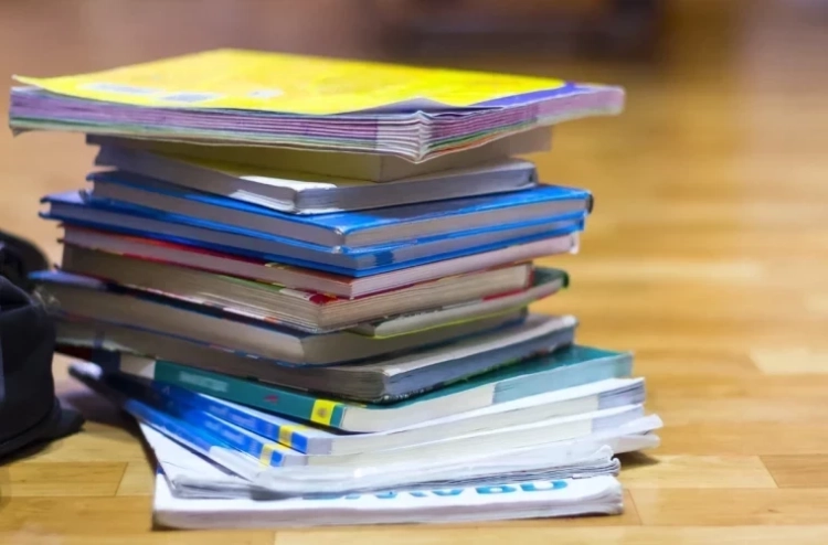 Manuale cu probleme, reclamate la Minister