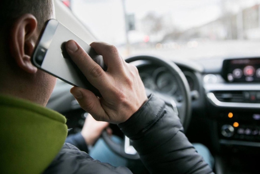 Șoferii riscă amenzi mai dure pentru utilizarea telefonului la volan