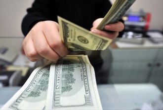 Euro crește cu 7 bani: Ce se întâmplă cu dolarul