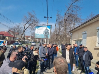 Протест перед офисом НИОБ: перевозчики недовольны штрафами
