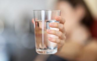 Moldovenii consumă de două ori mai puțină apă decât cantitatea zilnică recomandată