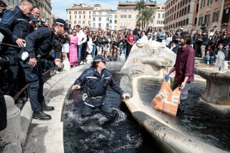 Activiştii ecologişti au înnegrit apa din Fontana di Trevi