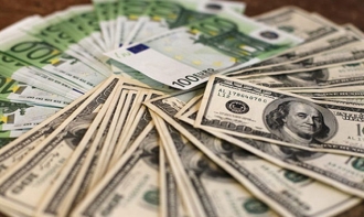 Euro crește cu 3 bani: Ce se întâmplă cu dolarul