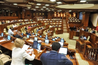 Deputații s-au întrunit, astăzi, în sesiune extraorindară