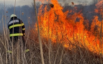 Mai multe hectare de vegetație uscată au fost compromise de flăcări în zilele de weekend