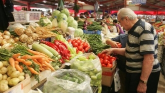 Piețele sunt pline de fructe și legume de toamnă, dar cumpărătorii nu se grăbesc să-și umple cămările