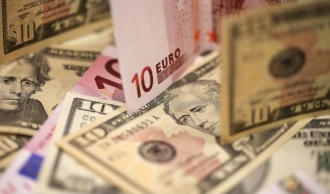 Euro și dolarul se ieftinesc