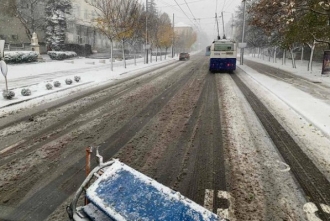 În capitală au fost împrăștiate 451 tone de material antiderapant pentru prevenirea formării poleiului