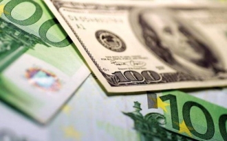 Dolarul se scumpește, iar euro se ieftinește
