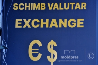 Euro se scumpește, iar dolarul se ieftinește