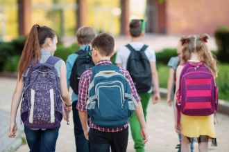 Ministerul Educației își propune să reducă din greuatea ghiozdanelor școlare