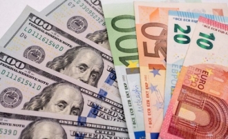 Euro și dolarul se apreciază ușor