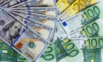 Leul se depreciază față de euro și dolar