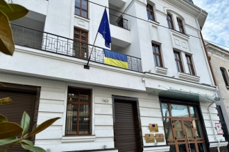 Steagul Ucrainei, arborat pe clădirea Delegației UE la Chișinău
