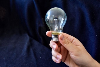 Consumatorii vor achita mai puțin pentru energia electrică