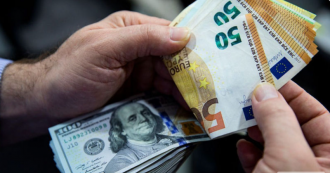 Dolarul se scumpește, iar euro se ieftinește