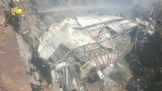 Tragedie în Africa de Sud. Un autocar cu 46 de oameni la bord a căzut de pe un pod și a luat foc