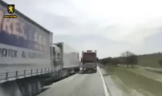 (VIDEO) La un pas de la impactul tragic. O femeie la volanul unui automobil a reușit să evite ciocnirea cu un camion
