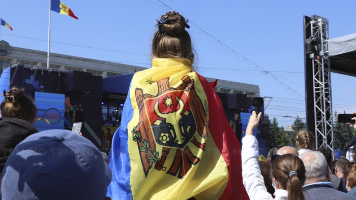 Cetățenii sunt invitați să arboreze tricolorul de Ziua Drapelului de Stat
