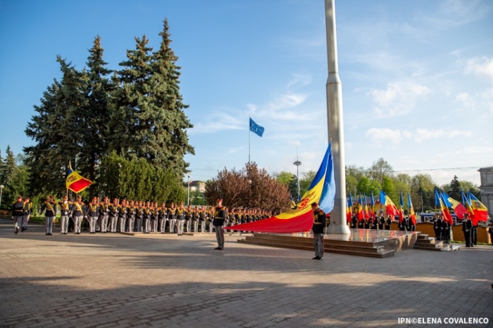 Este marcată Ziua Drapelului de Stat. În PMAN se organizează o ceremonie solemnă