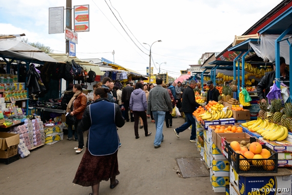 Mii de oameni au luat cu asalt Piaţa Centrală pentru ultimele cumpărături de Paşti