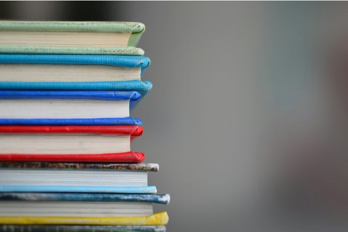 Autorii de manuale școlare vor beneficia de remunerare mai mare