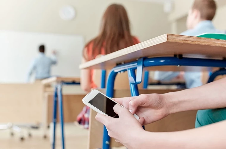 17 școli din Londra le vor interzice elevilor să mai folosească gadgeturile