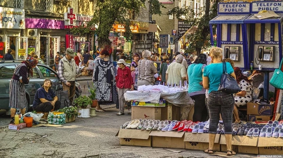 Temperaturile caniculare nu îi împiedică pe comercianţii stradali să îşi vândă marfa în stradă