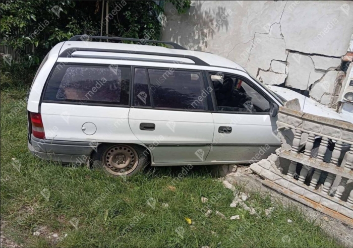 Un șofer beat criță a ajuns cu mașina într-o casă