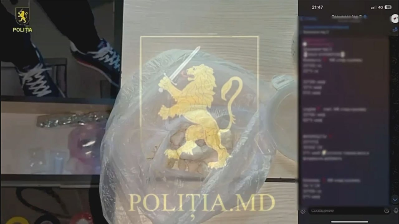 Un tânăr suspectat de păstrarea și realizarea drogurilor a fost reținut de oameni legii în Capitală