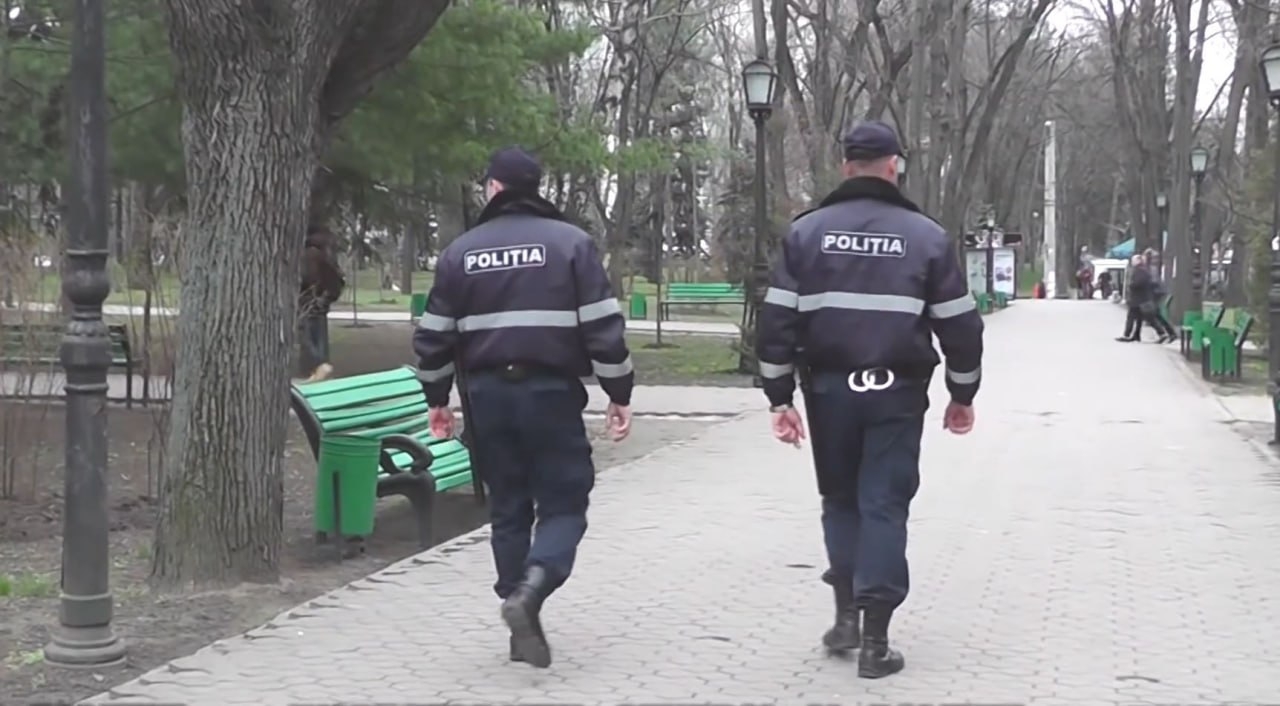 Doi bărbați au fost reținuți de oamenii legii pentru șantaj și uzurparea calităților oficiale