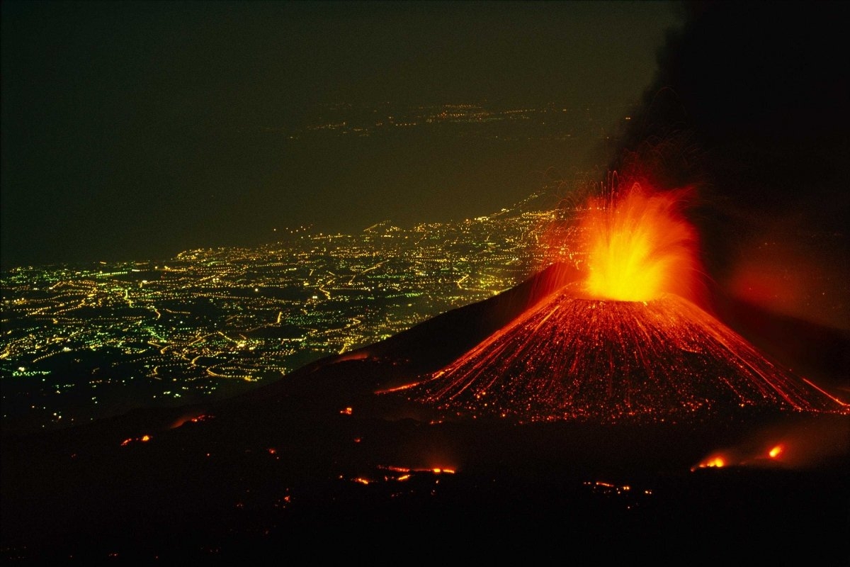 Vulcanul Etna din Sicilia erupe din nou provocând o ploaie de cenușă