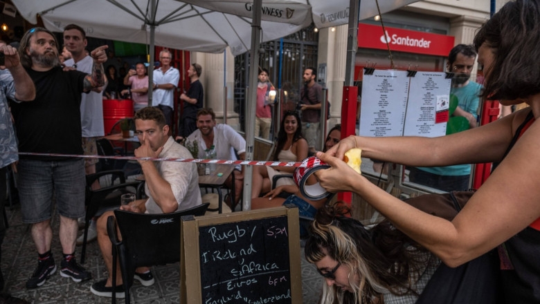 Turiștii din Barcelona au fost alungați de la terase și atacați cu pistoale cu apă de localnici
