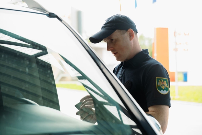 Doi ucraineni au încercat să mituiască un polițist de frontieră moldovean