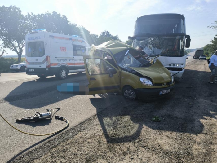 Doi oameni au murit în această dimineață în urma unui grav accident