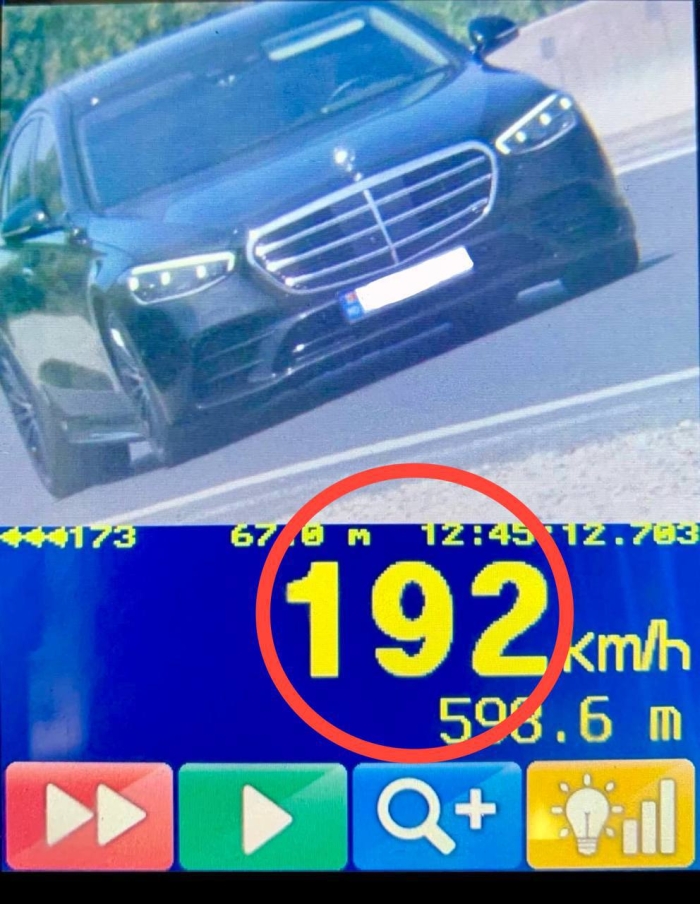 Un vitezoman riscă să rămână fără carnetul după ce se deplasa cu 192 km/h