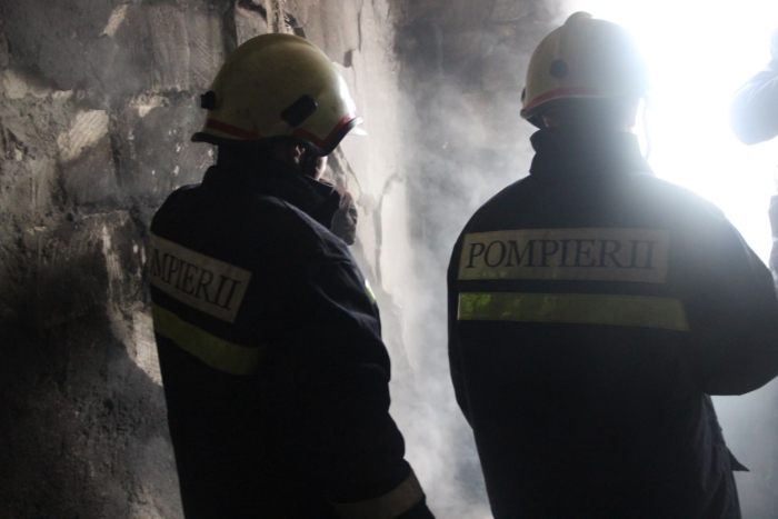 Un bărbat s-a ales cu arsuri după ce a încercat să domolească un incendiu