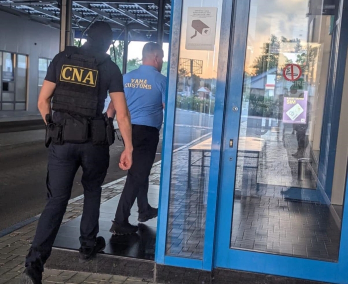 Patru angajați ai Serviciului Vamal au fost reținuți de CNA