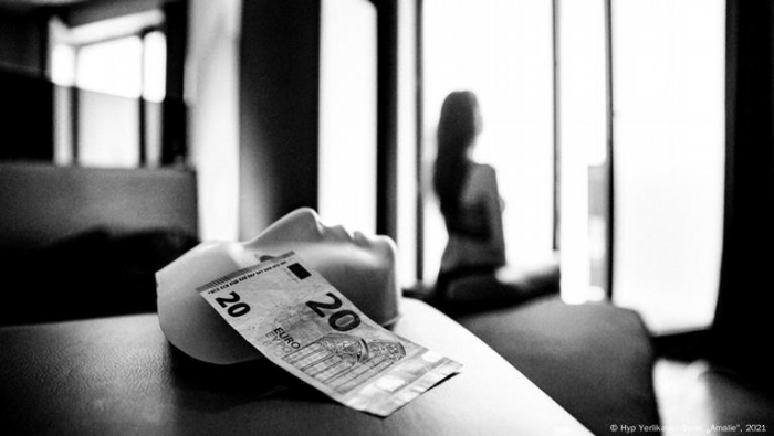 O tânără ar fi impus două moldovence să se prostitueze în Belgia