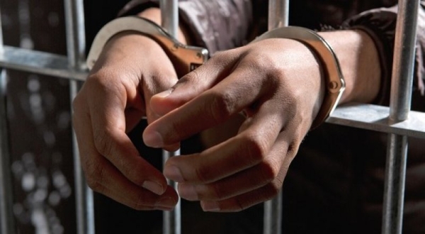 Un tânăr trimis pe banca acuzaților, fiind învinuit că și-ar fi violat propria bunică