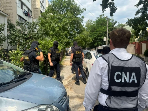 Un polițist și doi complici, reținuți după ce au cerut mită