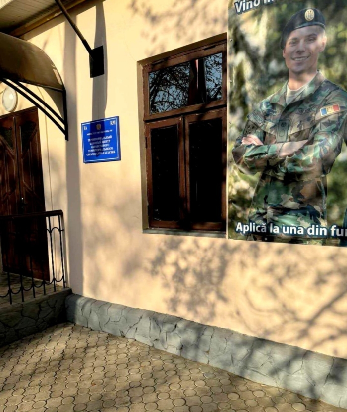 Doi angajați ai Centrul Militar Teritorial din Găgăuzia și un intermediar, reținuti de ofițerii CNA