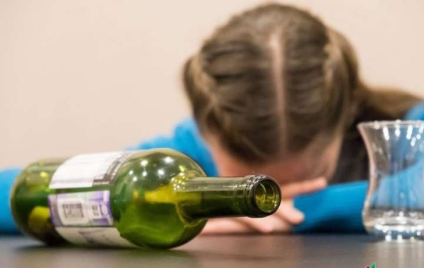 O bunică, amendată pentru că nepoata sa a băut alcool în exces